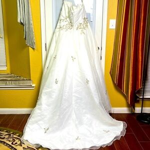 Forever yours enternational wedding gown size22 in excellent condition.